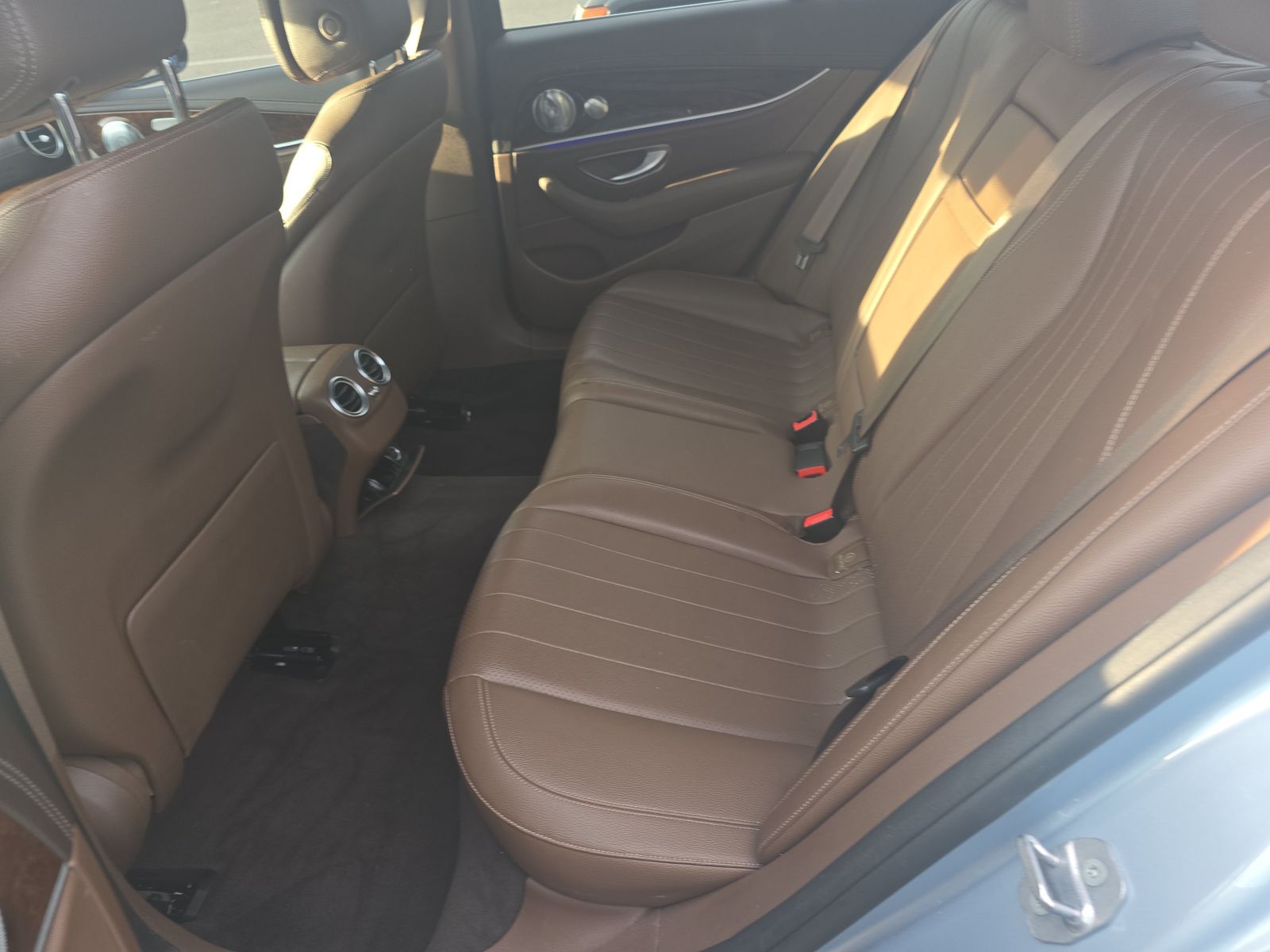 Mercedes-Benz E 300 Luxury 4MATIC Sedan снимка Mercedes-Benz E 300 Luxury 4MATIC Sedan