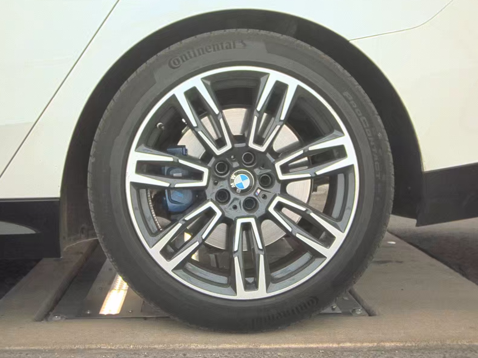 2025 BMW 5 Series 530i RWD