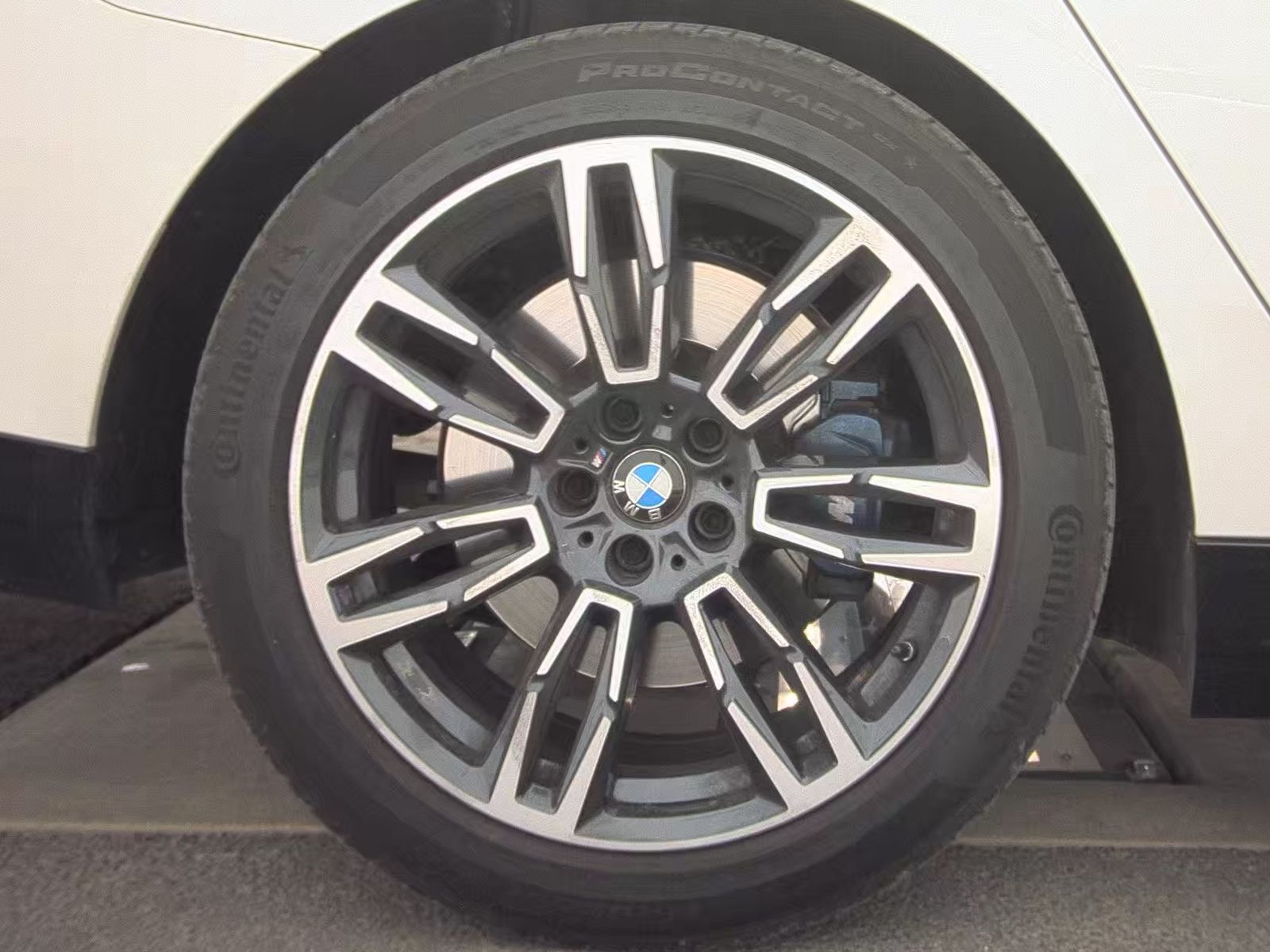 2025 BMW 5 Series 530i RWD