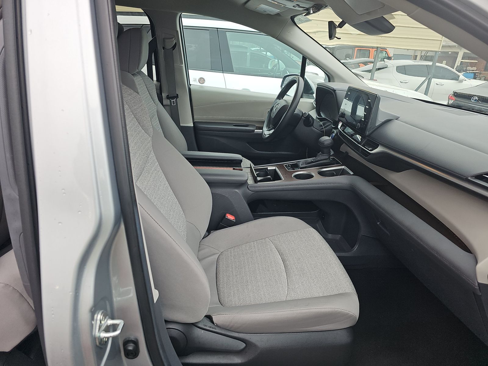 2024 Toyota Sienna LE FWD