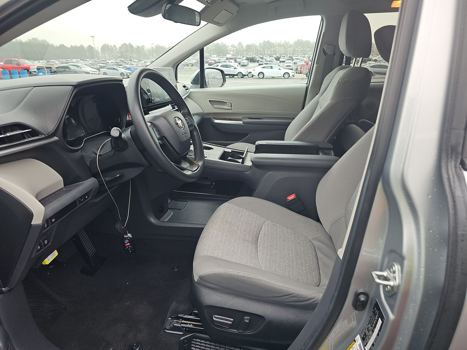 2024 Toyota Sienna LE FWD