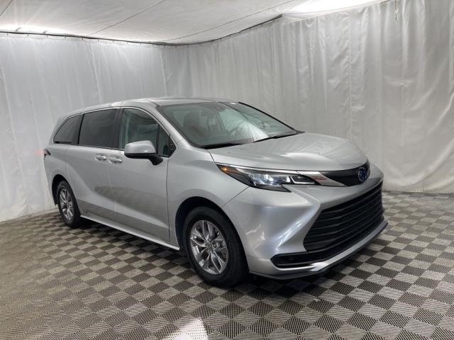 2024 Toyota Sienna LE FWD