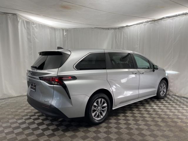2024 Toyota Sienna LE FWD