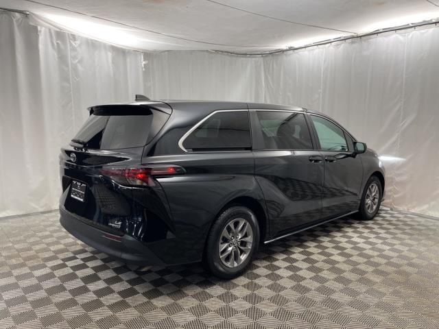 2024 Toyota Sienna LE FWD