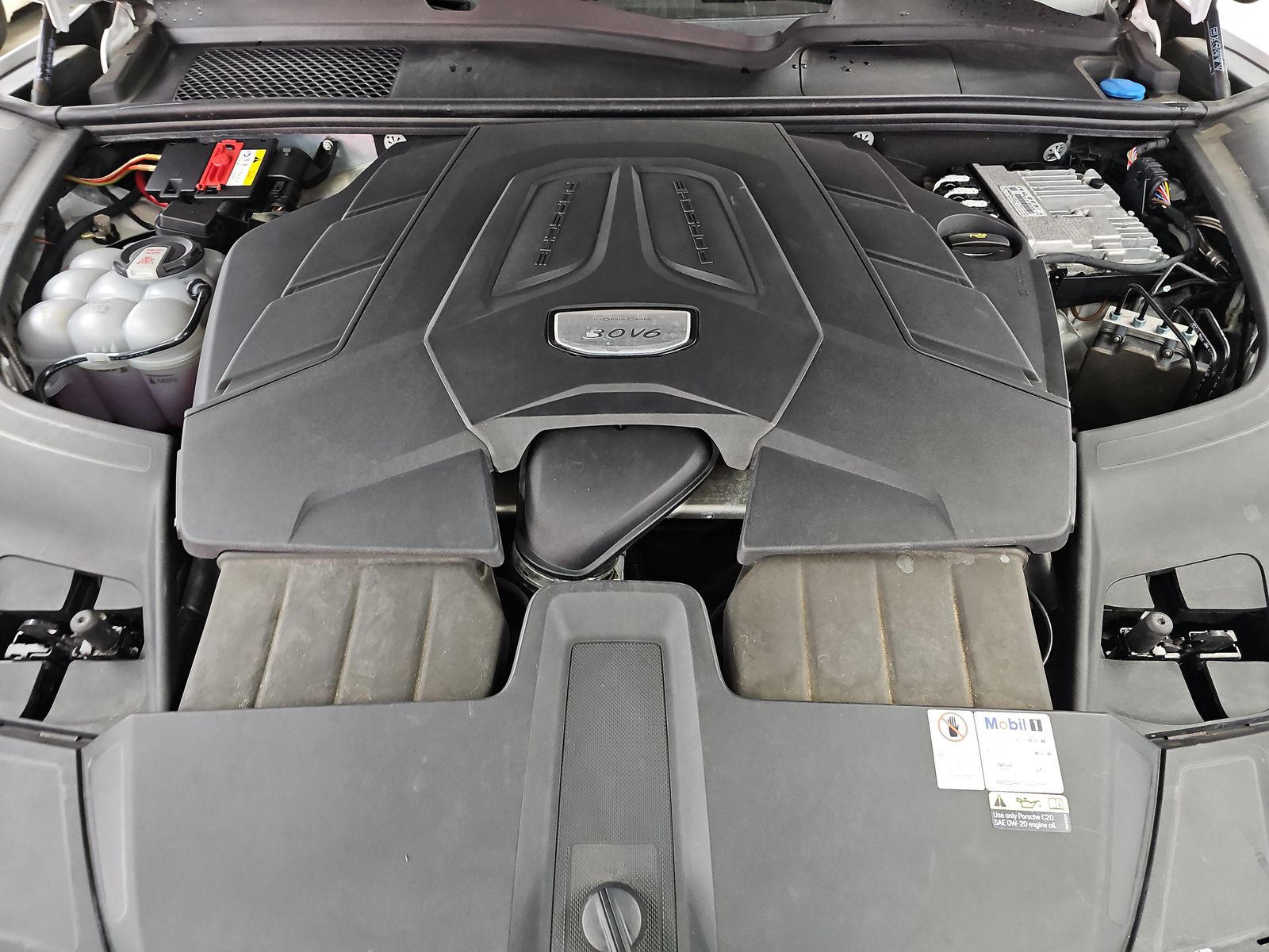 2022 Porsche Cayenne Platinum Edition AWD