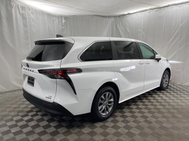 2024 Toyota Sienna LE FWD