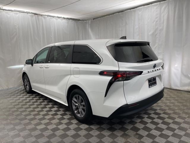 2024 Toyota Sienna LE FWD