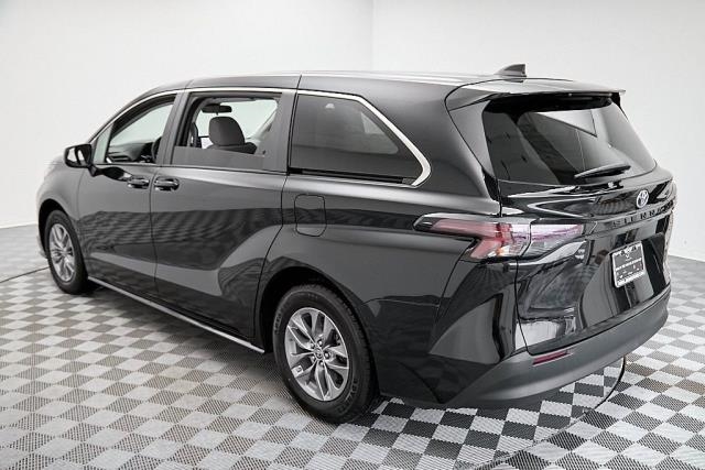 2024 Toyota Sienna LE FWD