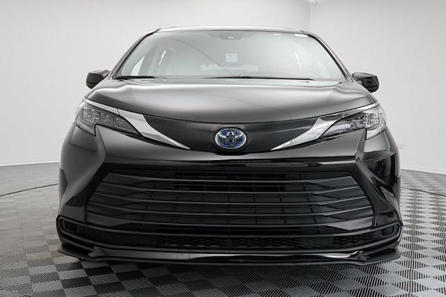 2024 Toyota Sienna LE FWD