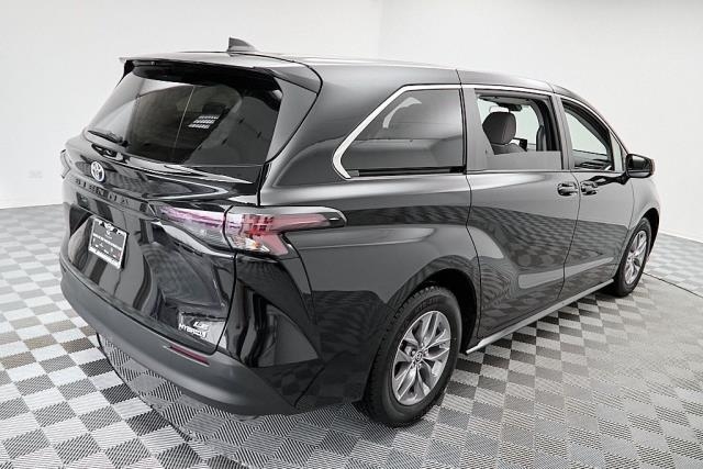 2024 Toyota Sienna LE FWD