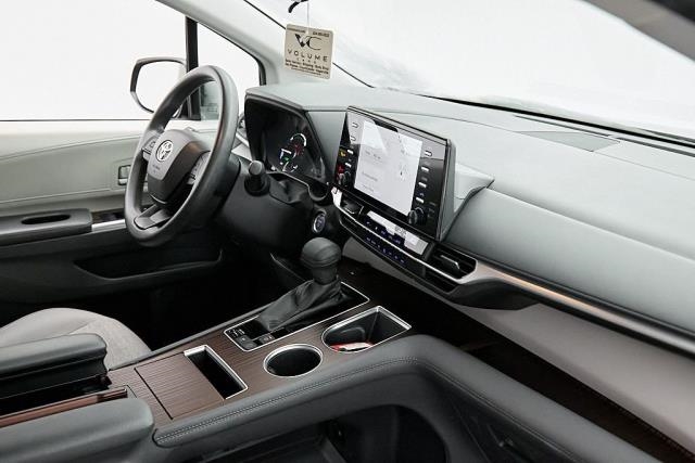 2024 Toyota Sienna LE FWD