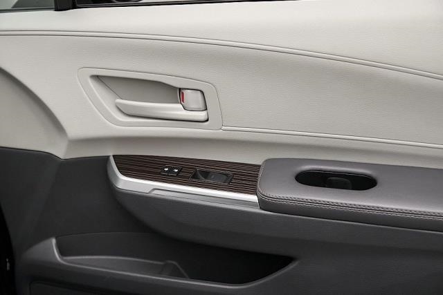 2024 Toyota Sienna LE FWD