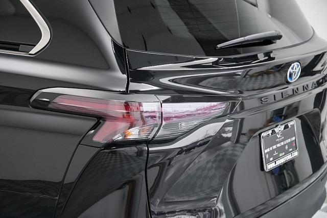 2024 Toyota Sienna LE FWD