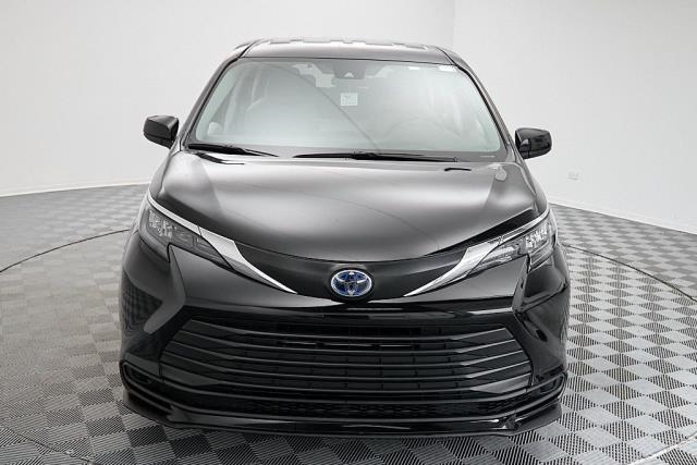2024 Toyota Sienna LE FWD