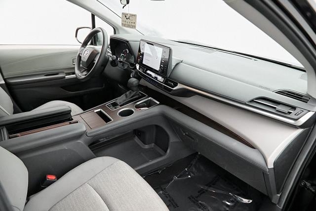 2024 Toyota Sienna LE FWD