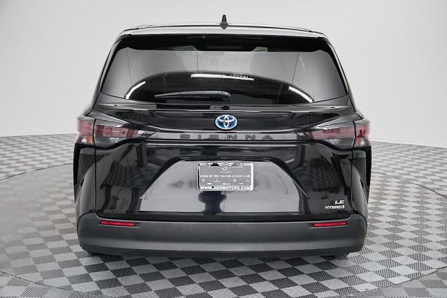 2024 Toyota Sienna LE FWD