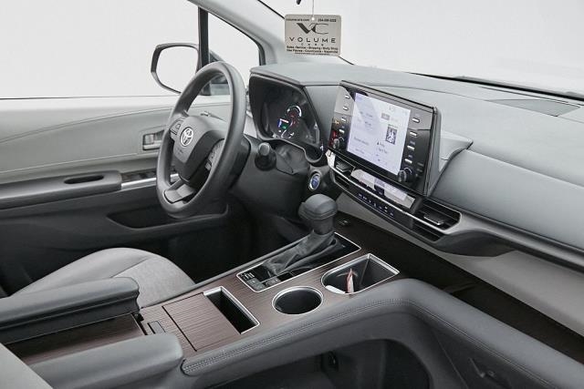 2024 Toyota Sienna LE FWD