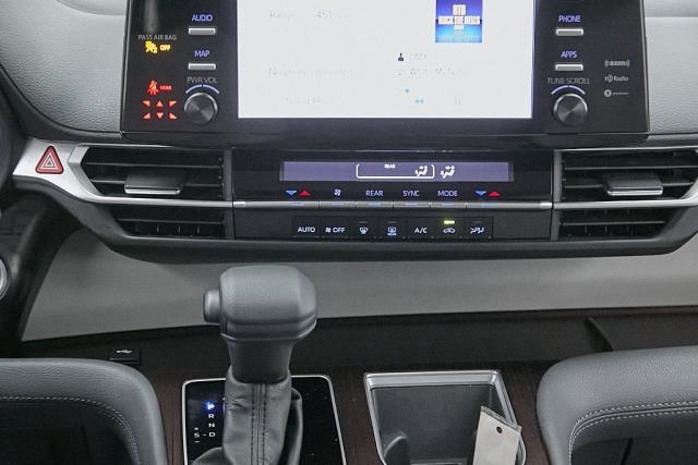 2024 Toyota Sienna LE FWD