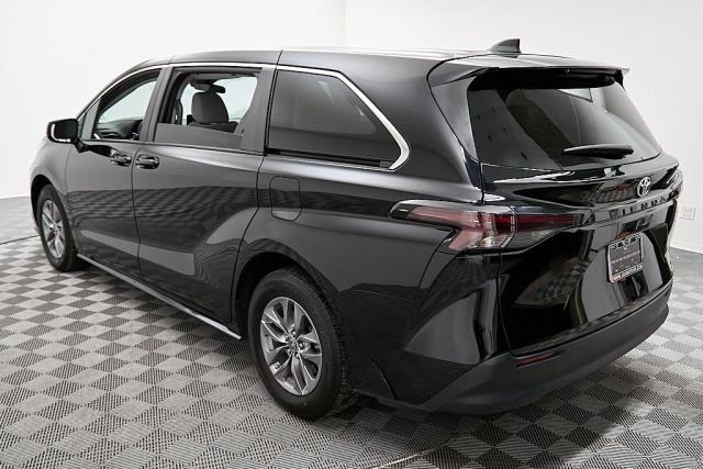 2024 Toyota Sienna LE FWD