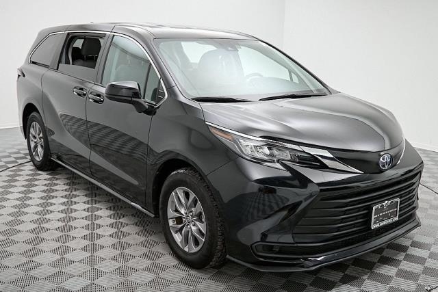 2024 Toyota Sienna LE FWD