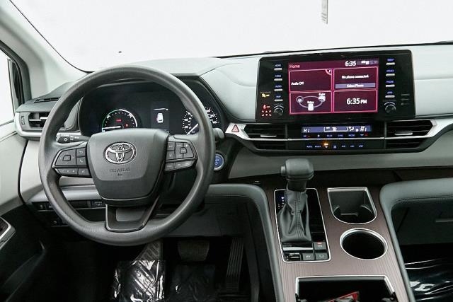 2024 Toyota Sienna LE FWD