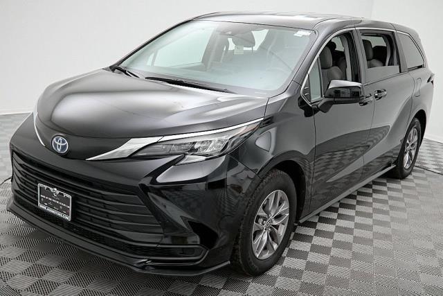2024 Toyota Sienna LE FWD