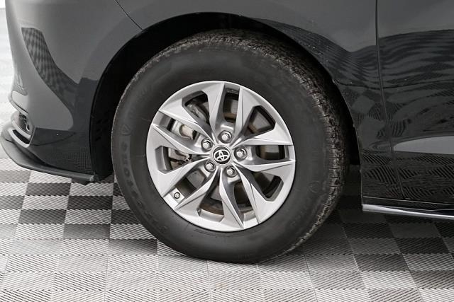 2024 Toyota Sienna LE FWD