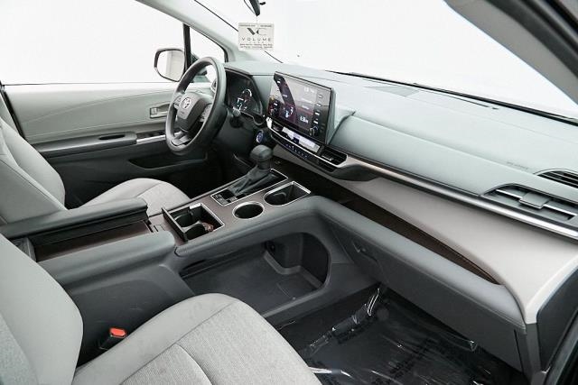 2024 Toyota Sienna LE FWD