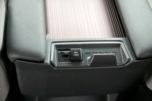 2024 Toyota Sienna LE FWD