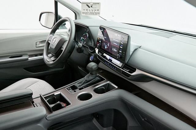 2024 Toyota Sienna LE FWD