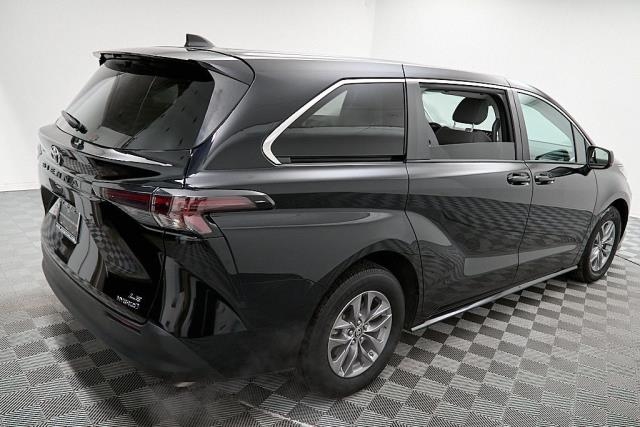 2024 Toyota Sienna LE FWD