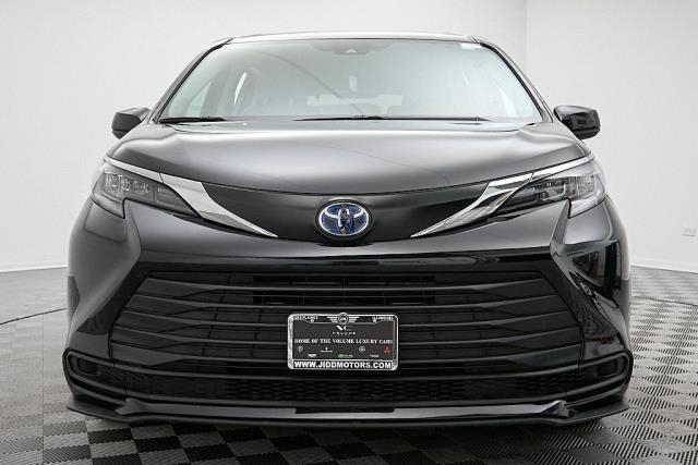 2024 Toyota Sienna LE FWD