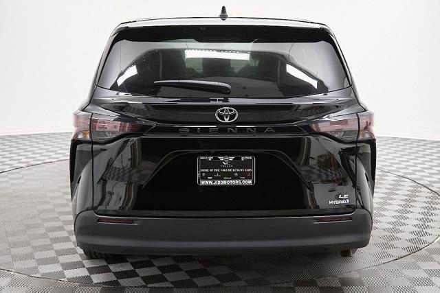 2024 Toyota Sienna LE FWD