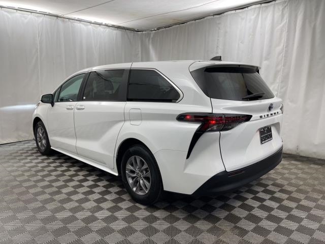 2024 Toyota Sienna LE FWD