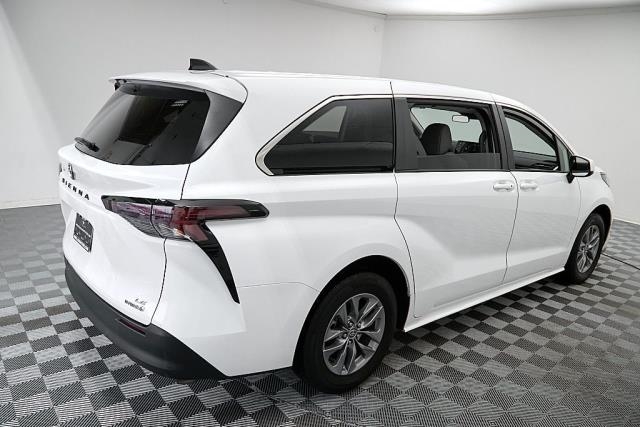 2024 Toyota Sienna LE FWD