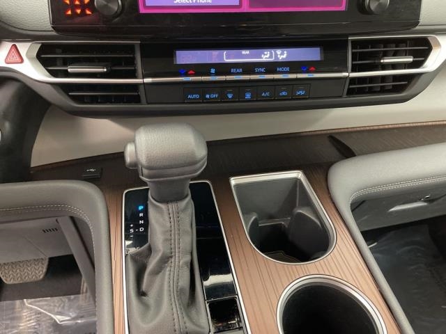 2024 Toyota Sienna LE FWD