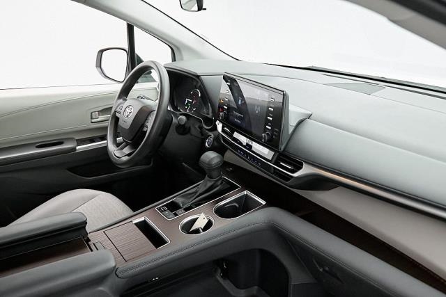 2024 Toyota Sienna LE FWD