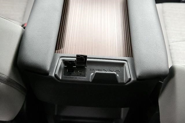 2024 Toyota Sienna LE FWD