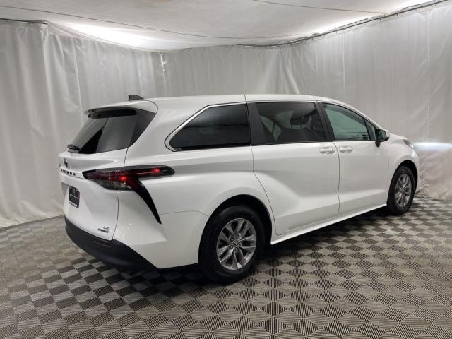 2024 Toyota Sienna LE FWD