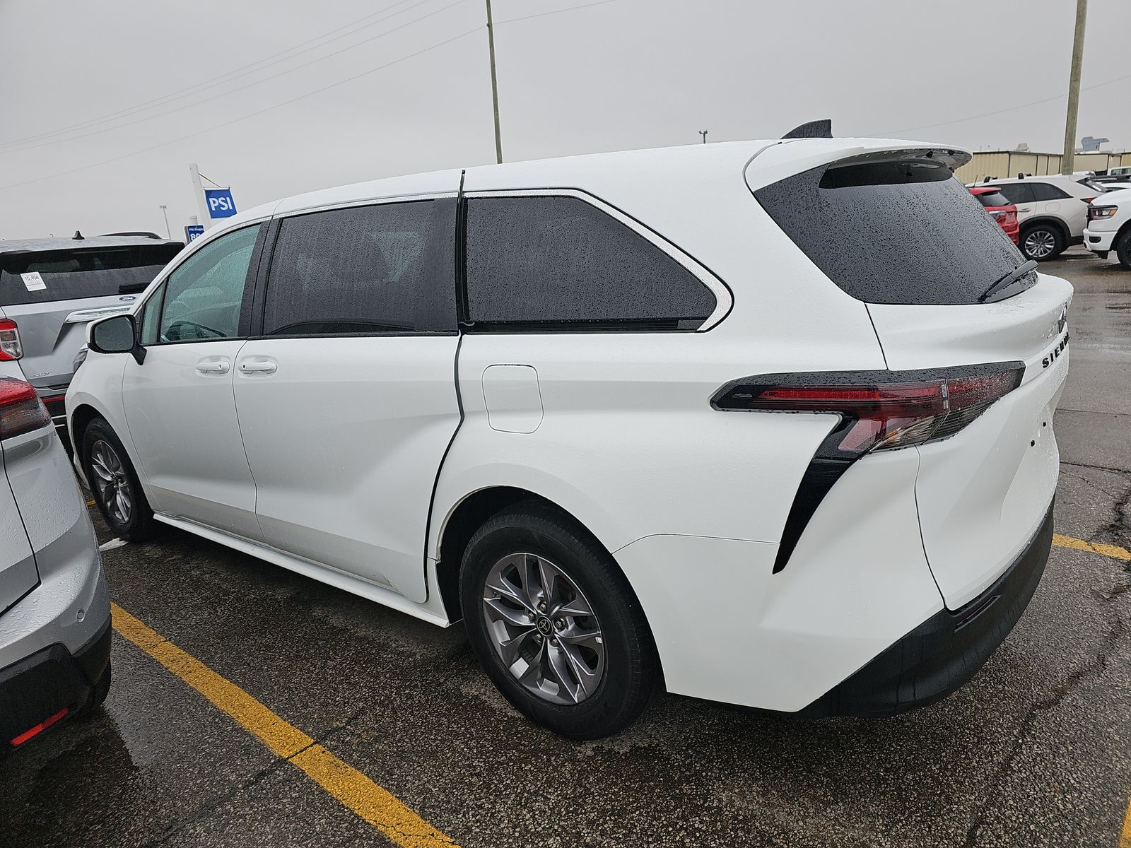 2024 Toyota Sienna LE FWD