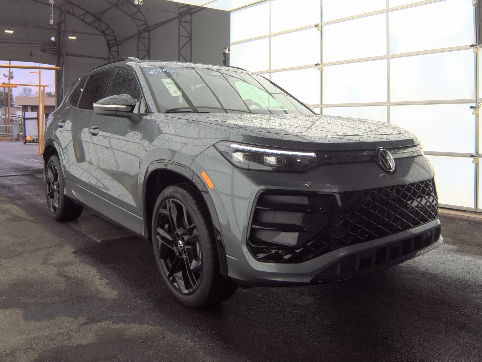 2025 Volkswagen Tiguan 2.0T SE R-Line Black AWD