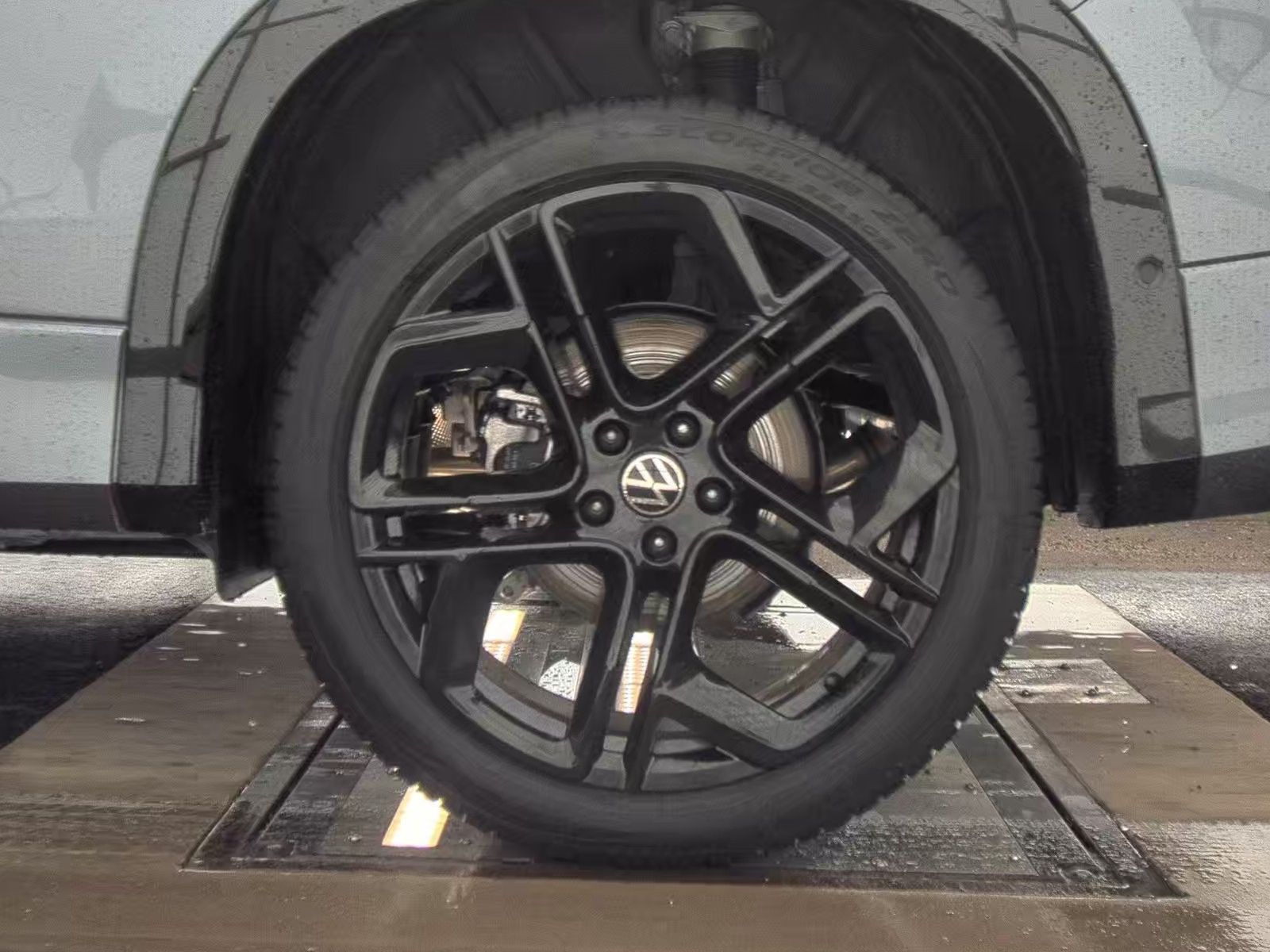 2025 Volkswagen Tiguan 2.0T SE R-Line Black AWD