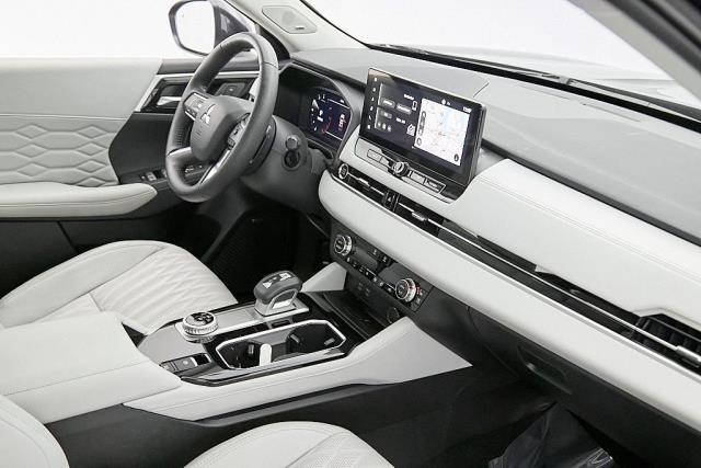 2025 Mitsubishi Outlander SEL FWD