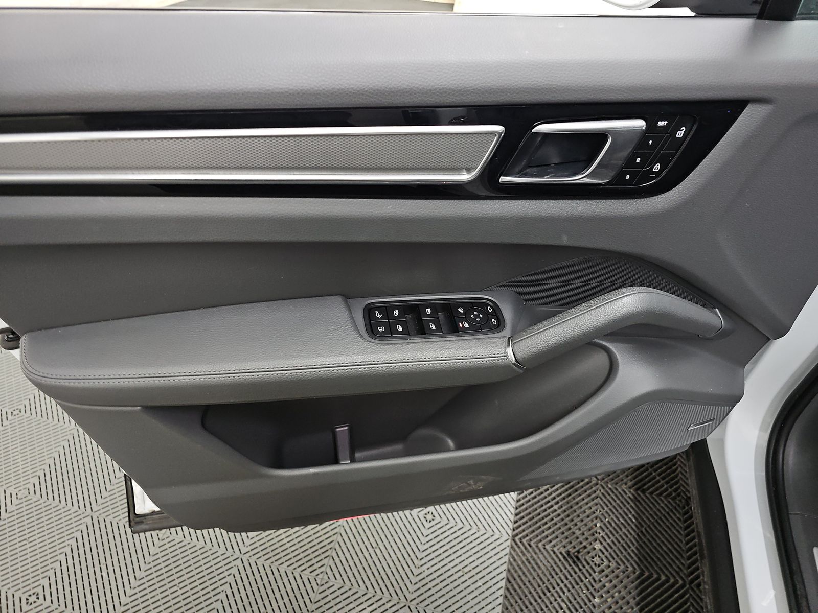 2023 Porsche Cayenne E-Hybrid Platinum Edition AWD