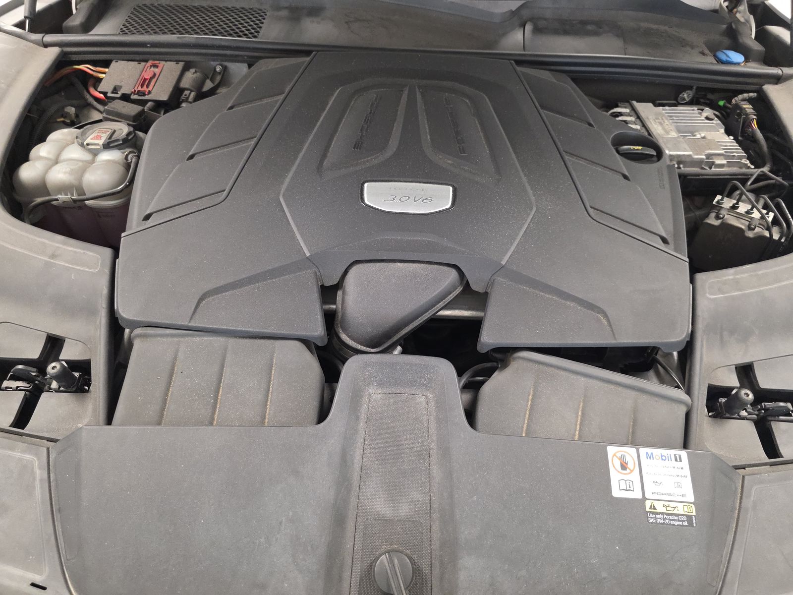 2023 Porsche Cayenne Platinum Edition AWD