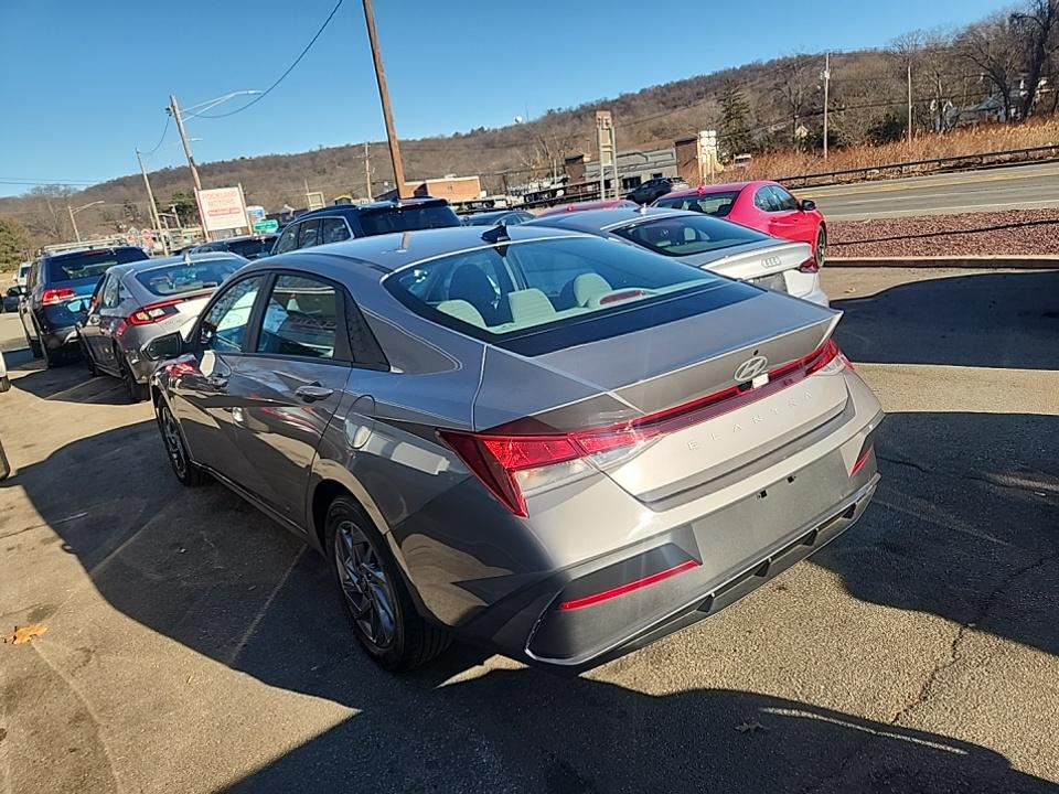 2024 Hyundai Elantra SEL FWD