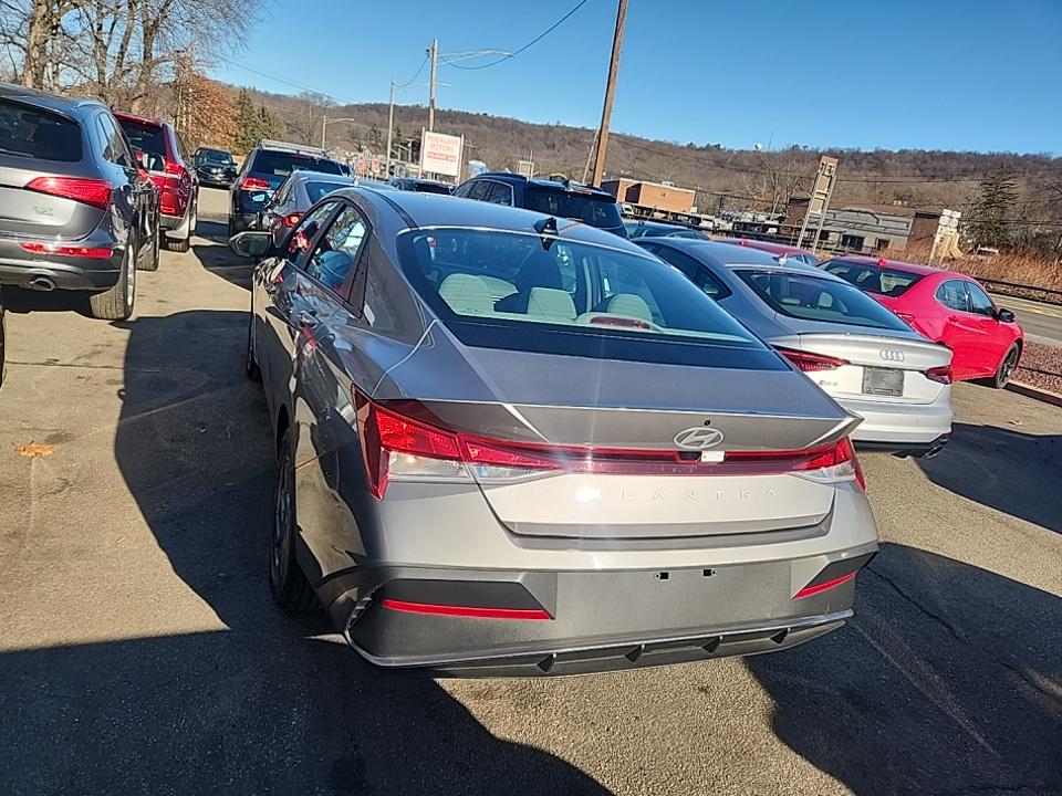 2024 Hyundai Elantra SEL FWD