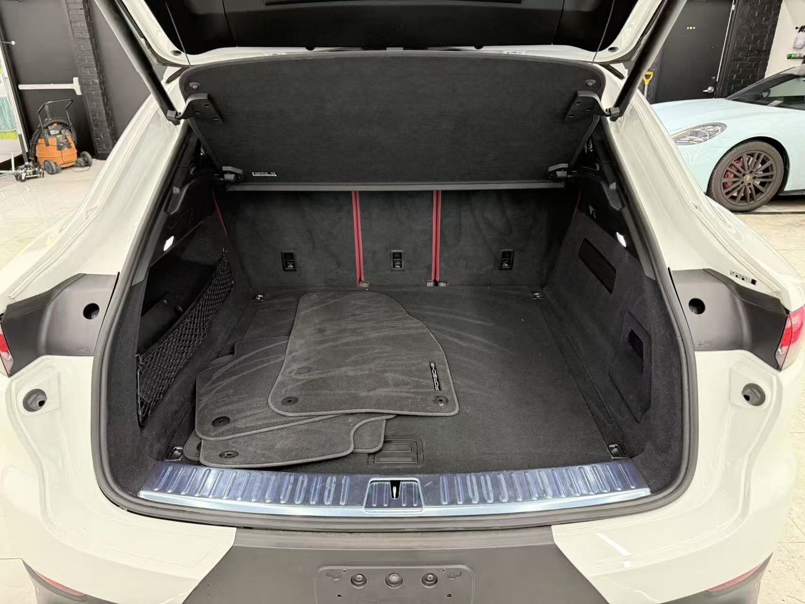 2023 Porsche Cayenne Platinum Edition AWD