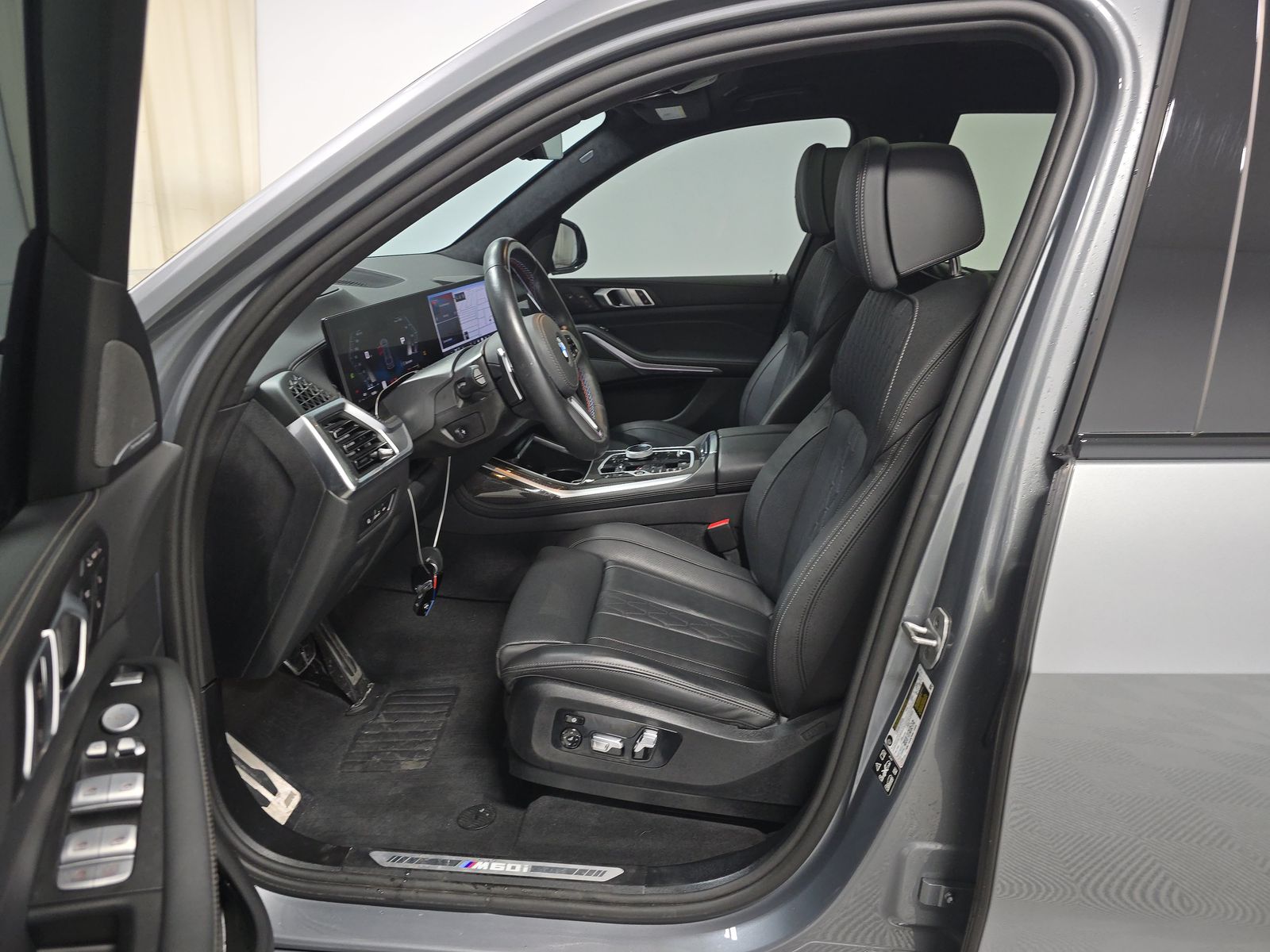 2025 BMW X7 M60i AWD