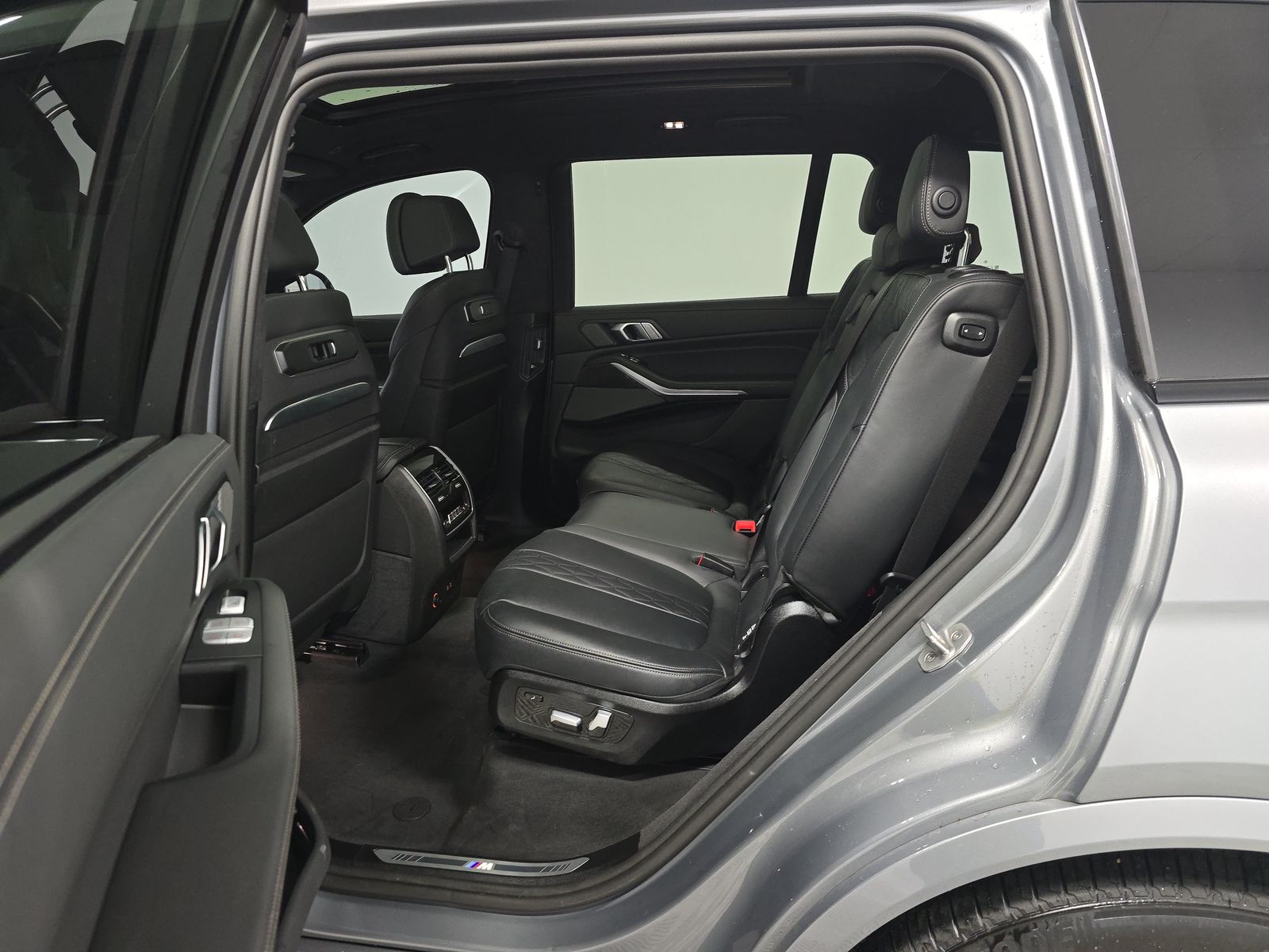 2025 BMW X7 M60i AWD